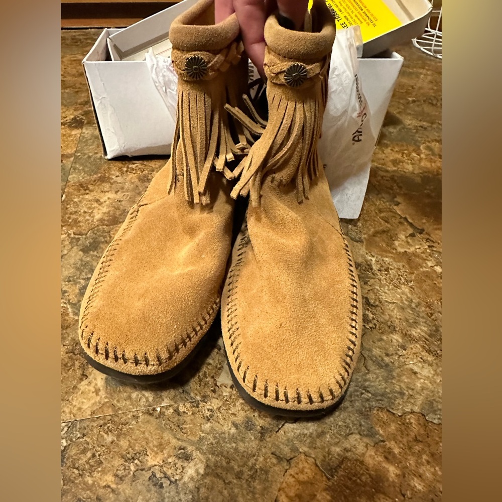 Minnetonka Women’s Vintage 
HI TOP BACK ZIP BOOT
TAUPE NIB - never worn